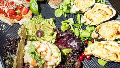 Essen für eine Feier auf einem Teller