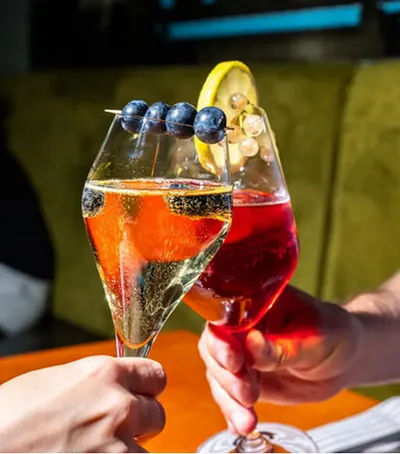 2 Gläser beim Anstoßen